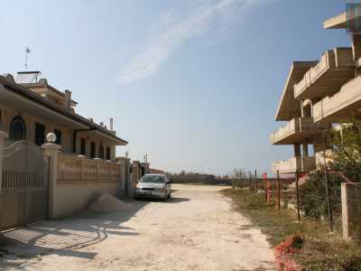 Accanto alle ville abbandonate sono presenti anche una serie di residenze abitate, tutte portate a termine prima dell�approvazione della legge che oggi tutela il paesaggio e l�ambiente